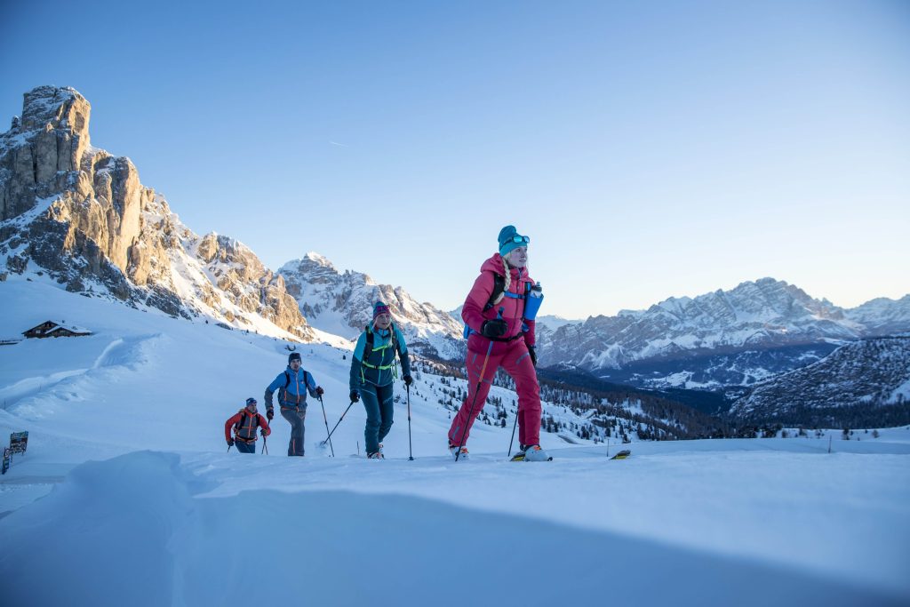 4 personnes faisant du ski de randonnée dans la montagne