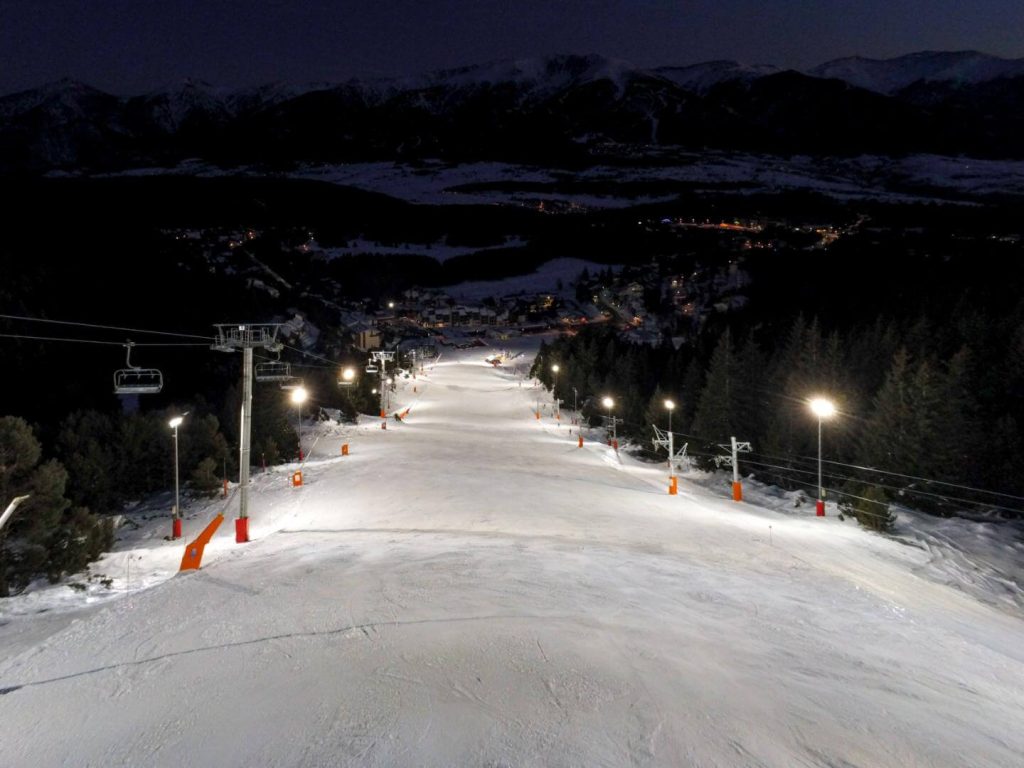 Piste de ski éclairée la nuit